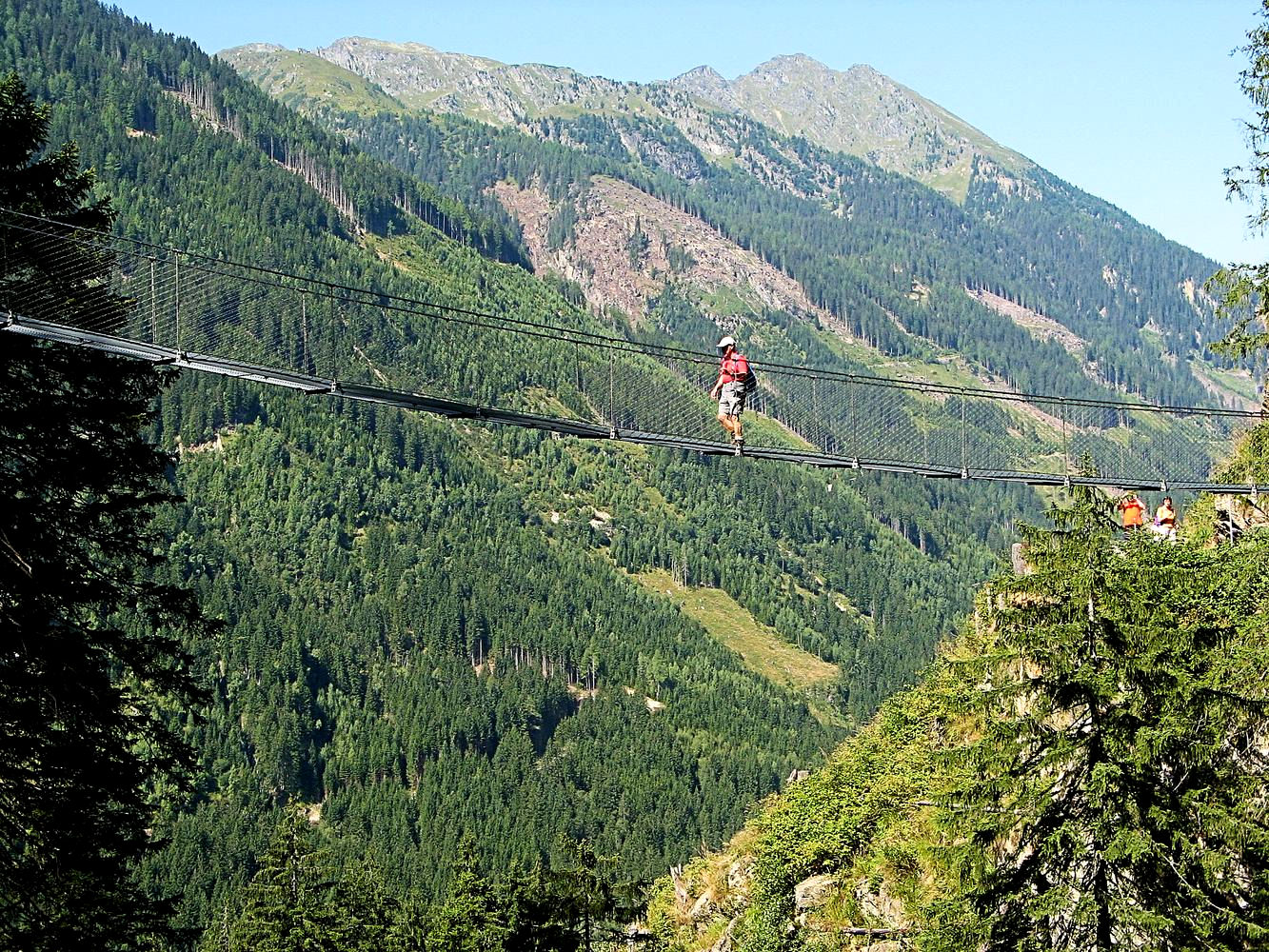 Wanderer auf der Seilbrcke Riesachflle