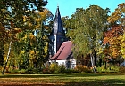 Dorfkirche im Herbst