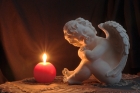 Ein Engel im Kerzenschein
