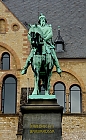 Bronzeskulptur vor der Kaiserpfalz